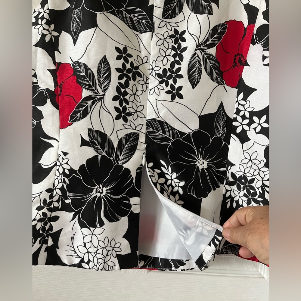 Victor Costa Black, Red and White Women’s Floral Top Sz 14 - Picture 4 of 8